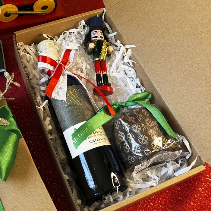 Caja de regalo Tradición Navideña con botella de Vino Orgánico Emiliana Carmenere y Pan de Pascua artesanal para obsequios corporativos