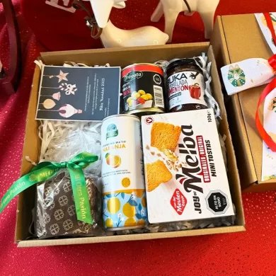 Caja de regalo corporativo Aperitivo Festivo con Pan de Pascua, mermelada gourmet y snacks salados.