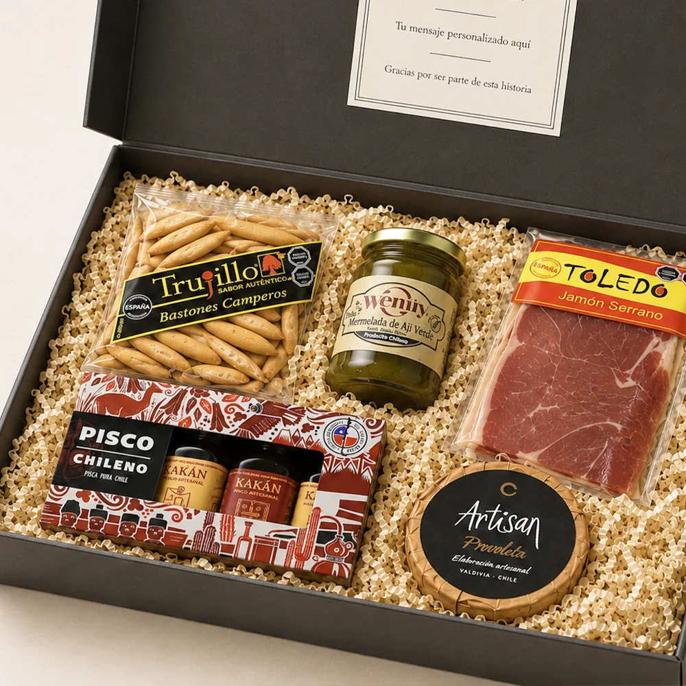 Caja El Visitante con Pack Pisco Kakan, jamón serrano, queso provoleta, mermelada de ají verde y mini bastones al aceite de oliva.