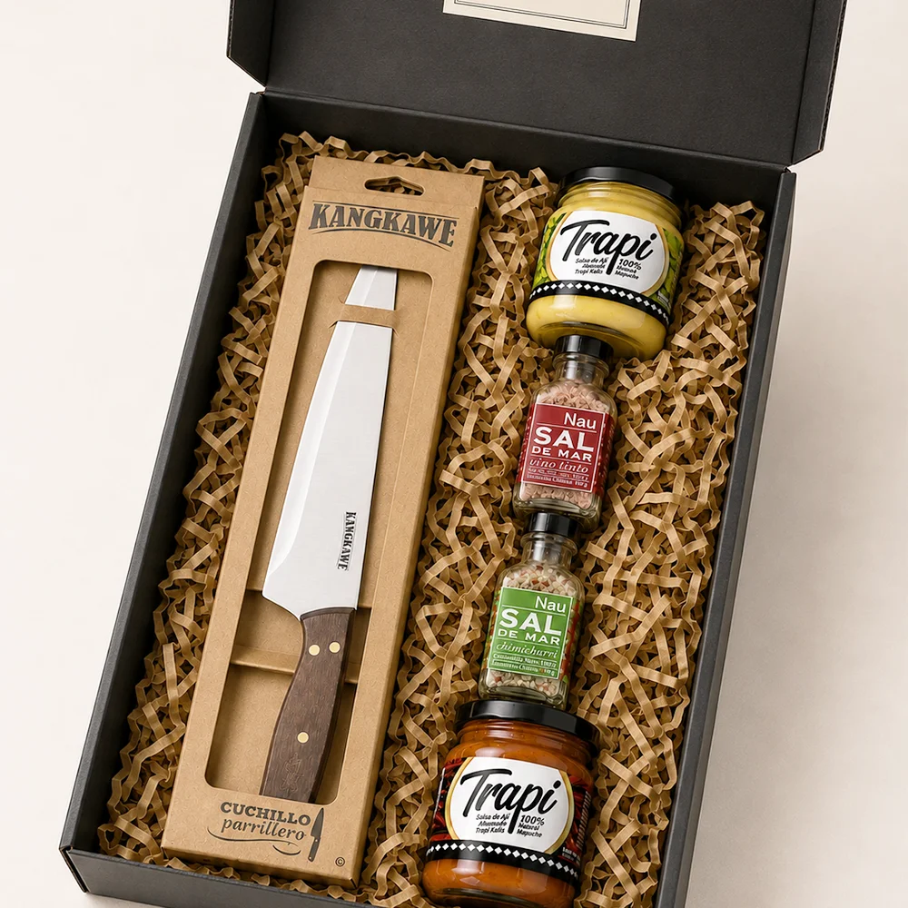 Caja Sazón Parrillero con cuchillo parrillero Kangkawe, salsas de ají Willi Kitral y sales de mar Nau Sabores.